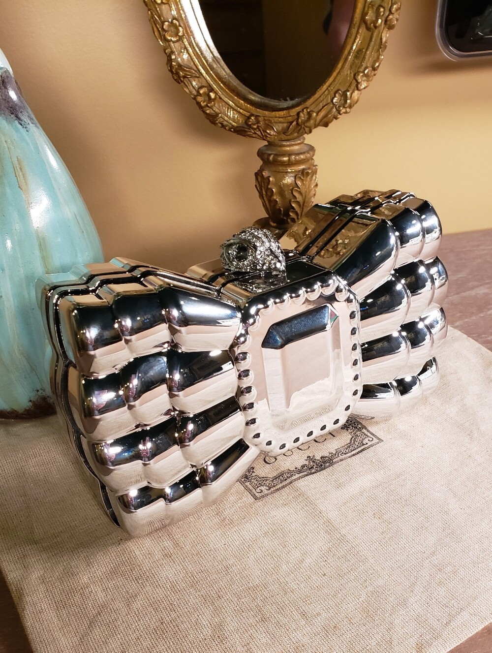 Kurt Geiger Silver Mirror Bow Clutch w/ Shoulder Chain NIB! - Picture 4 of 14